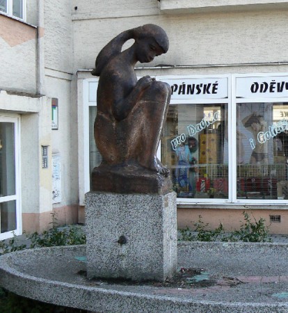 SEDÍCÍ DÍVKA S KVÍTKEM